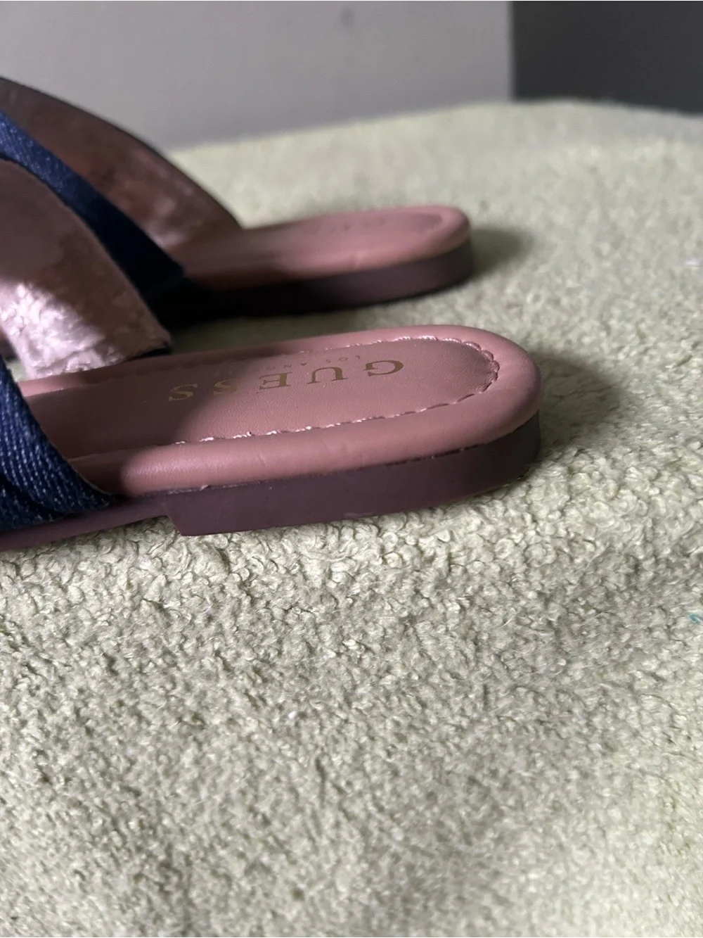 Guess tone footwear keeps